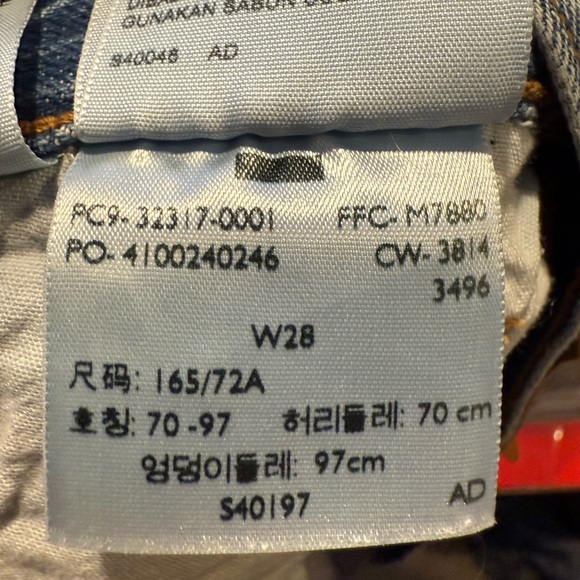 Levi’s Women’s Jean Shorts 501 Cut Off Denim Size 28 Waist Frayed Hem Shortie - Picture 13 of 14